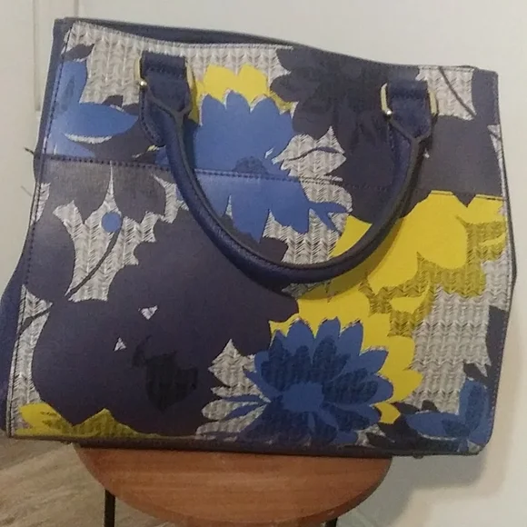 Emma & Sophia Leather Tote - Picture 2 of 5